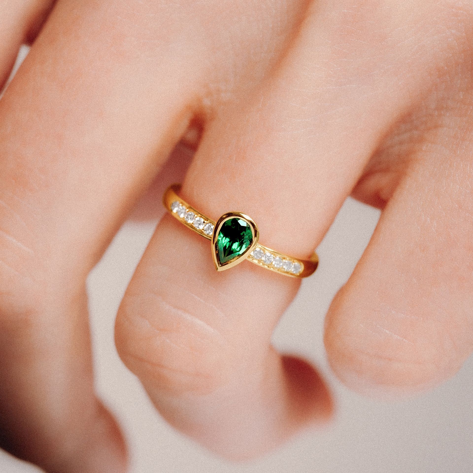 Solitaire Pavé Svadha Tsavorite 6 x 4 mm