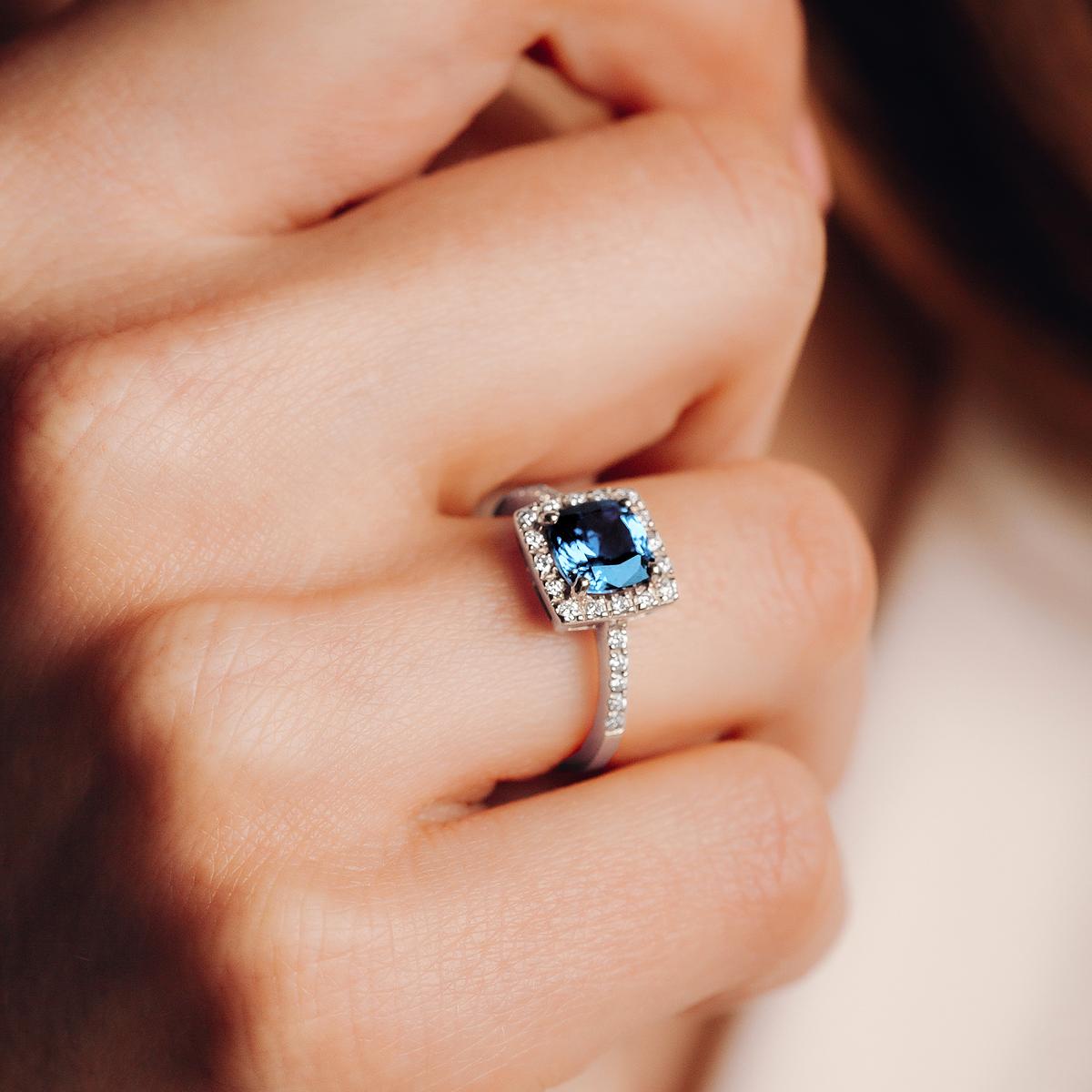 Solitaire Pavé Lys Topaze Blue London