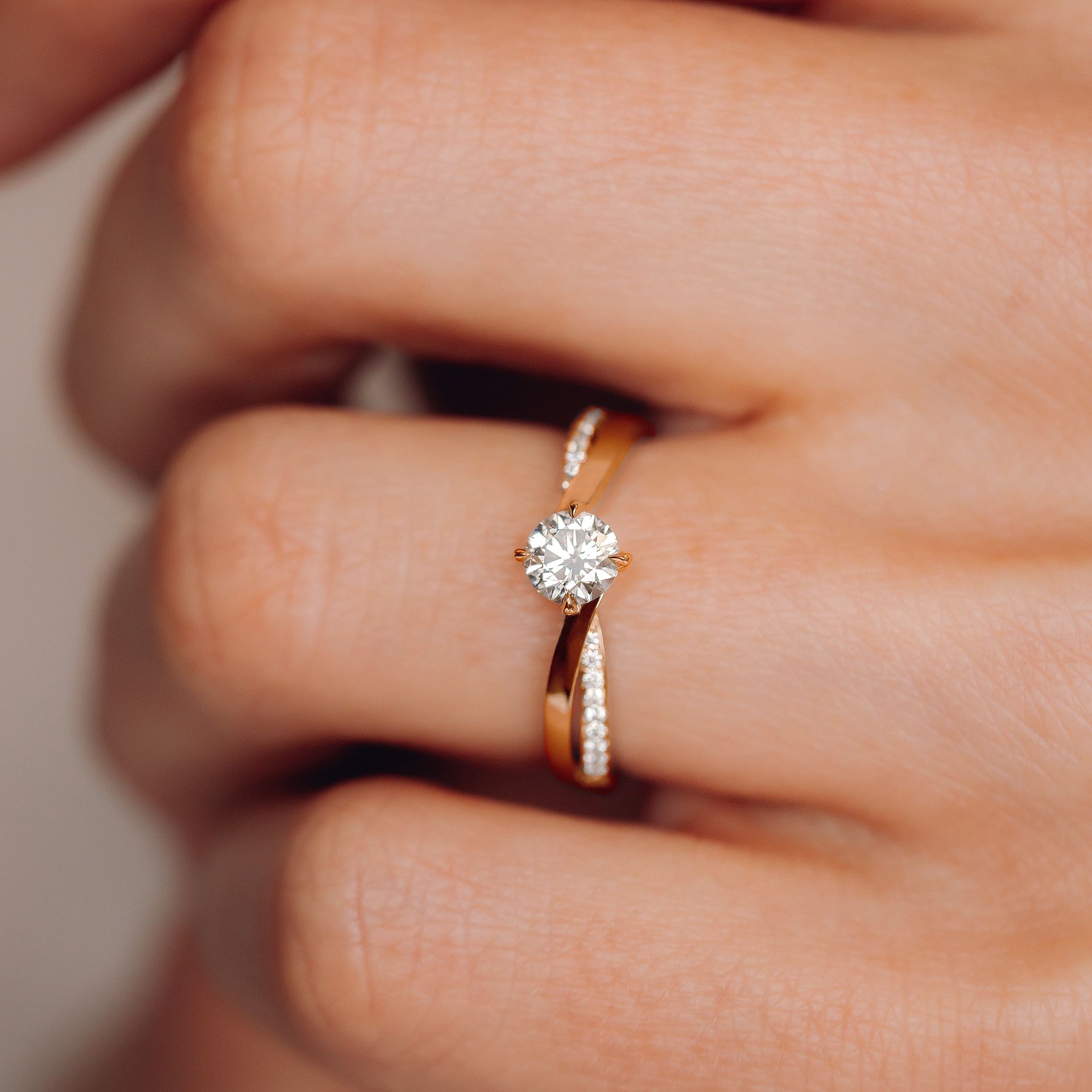 Solitaire Pavé Kelly Twist Diamant de Synthèse