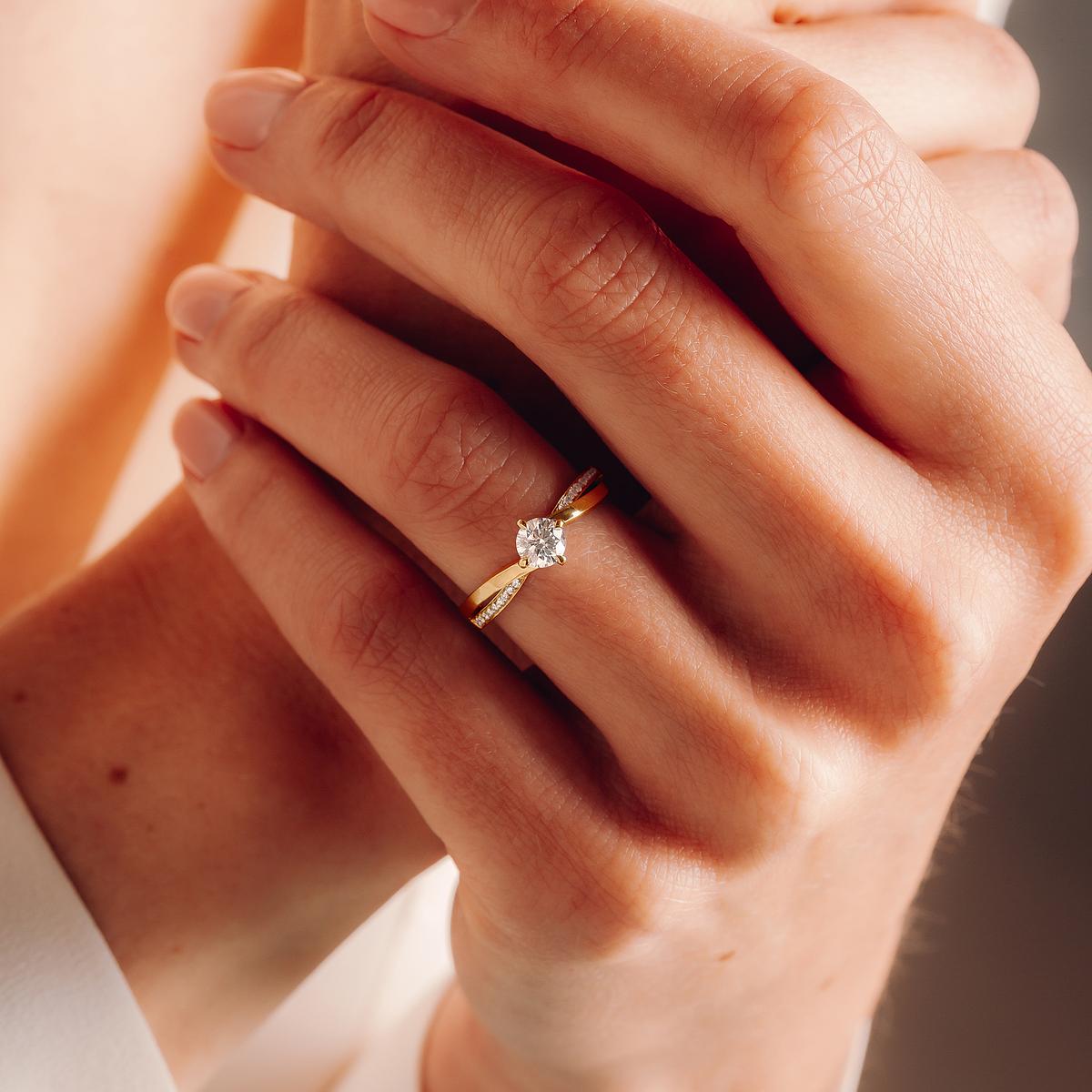 Solitaire Pavé Kelly Twist Diamant de Synthèse