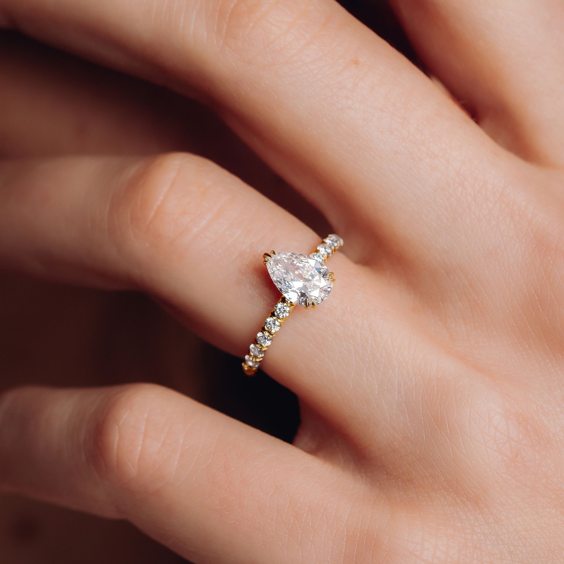 Solitaire Pavé Calla