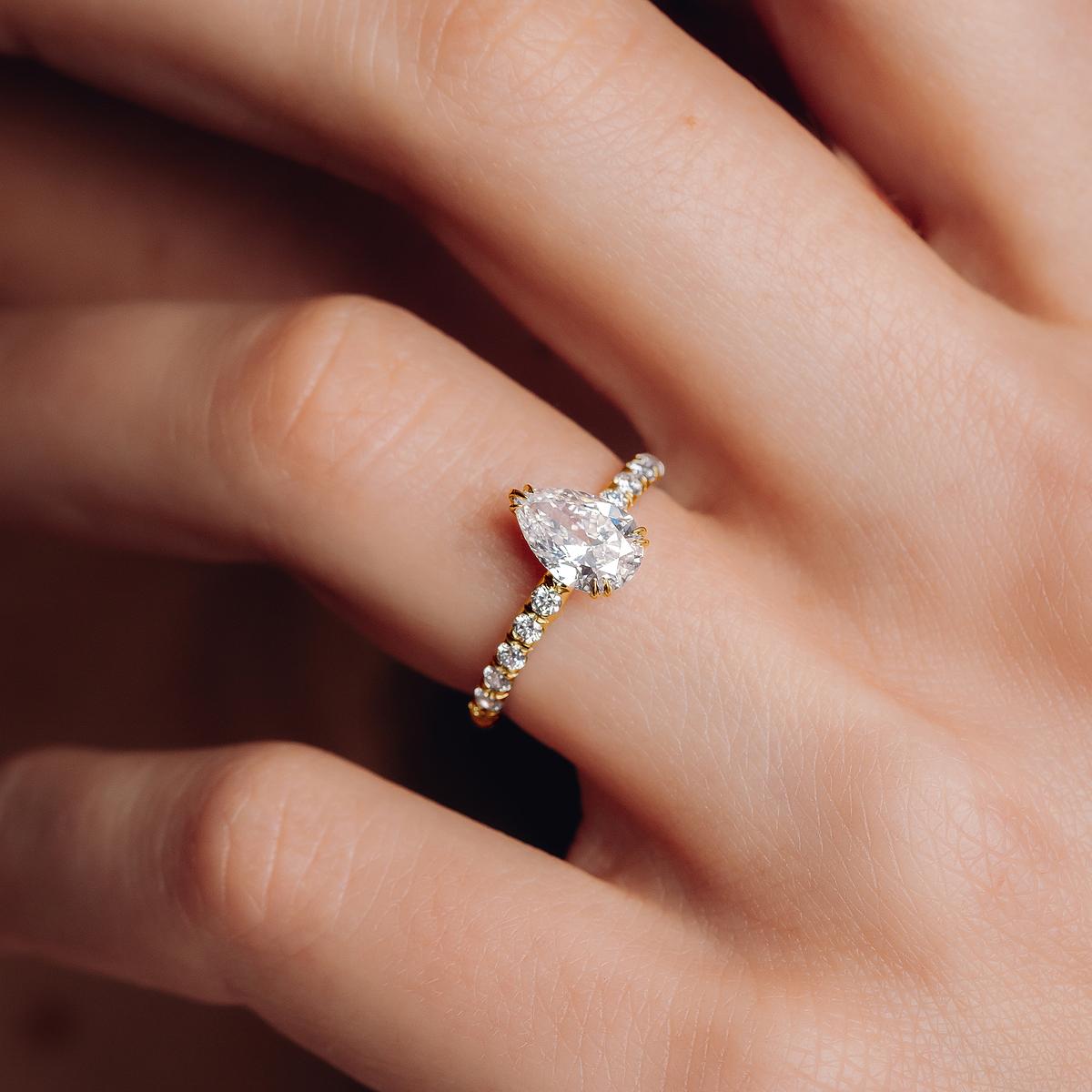 Solitaire Pavé Calla