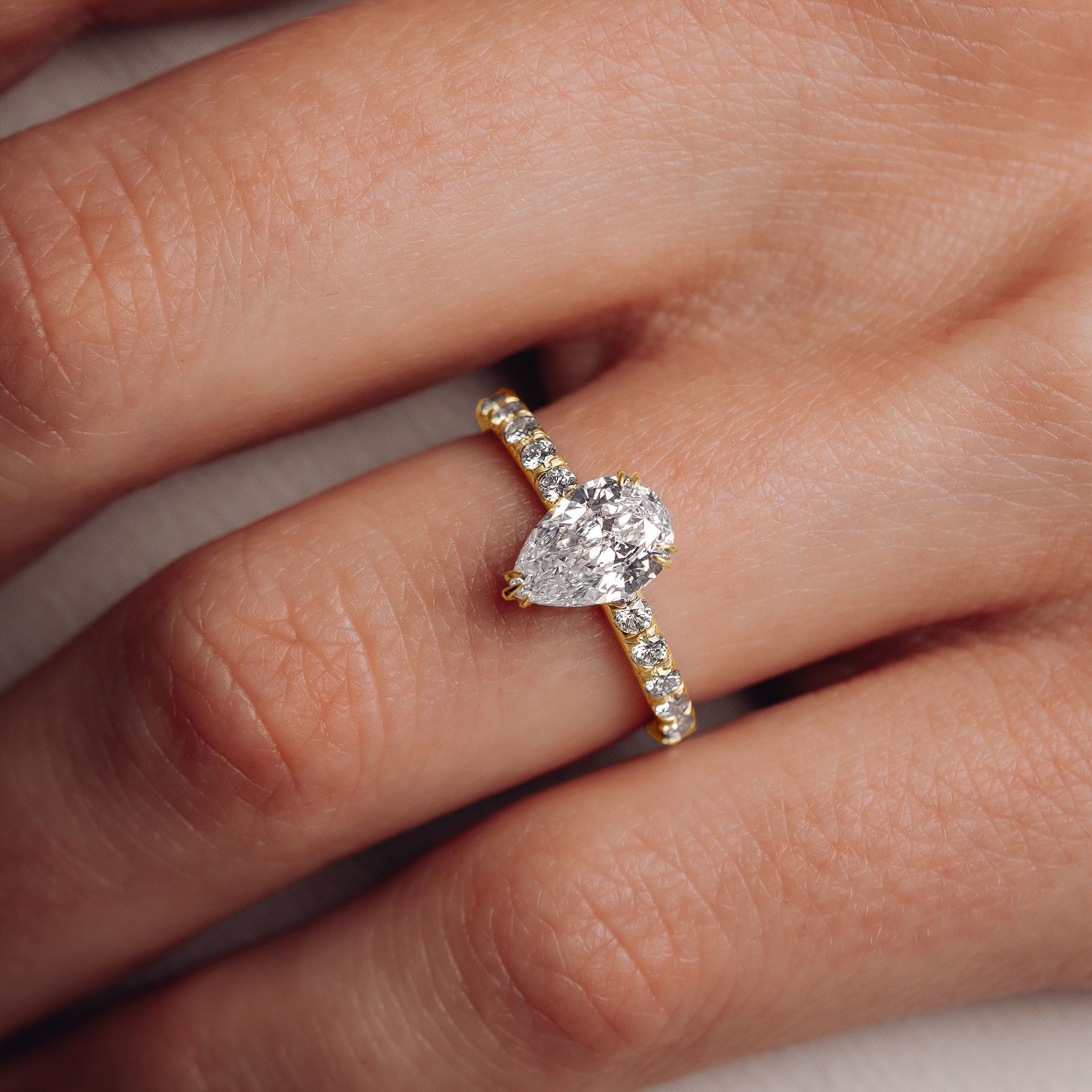 Solitaire Pavé Calla