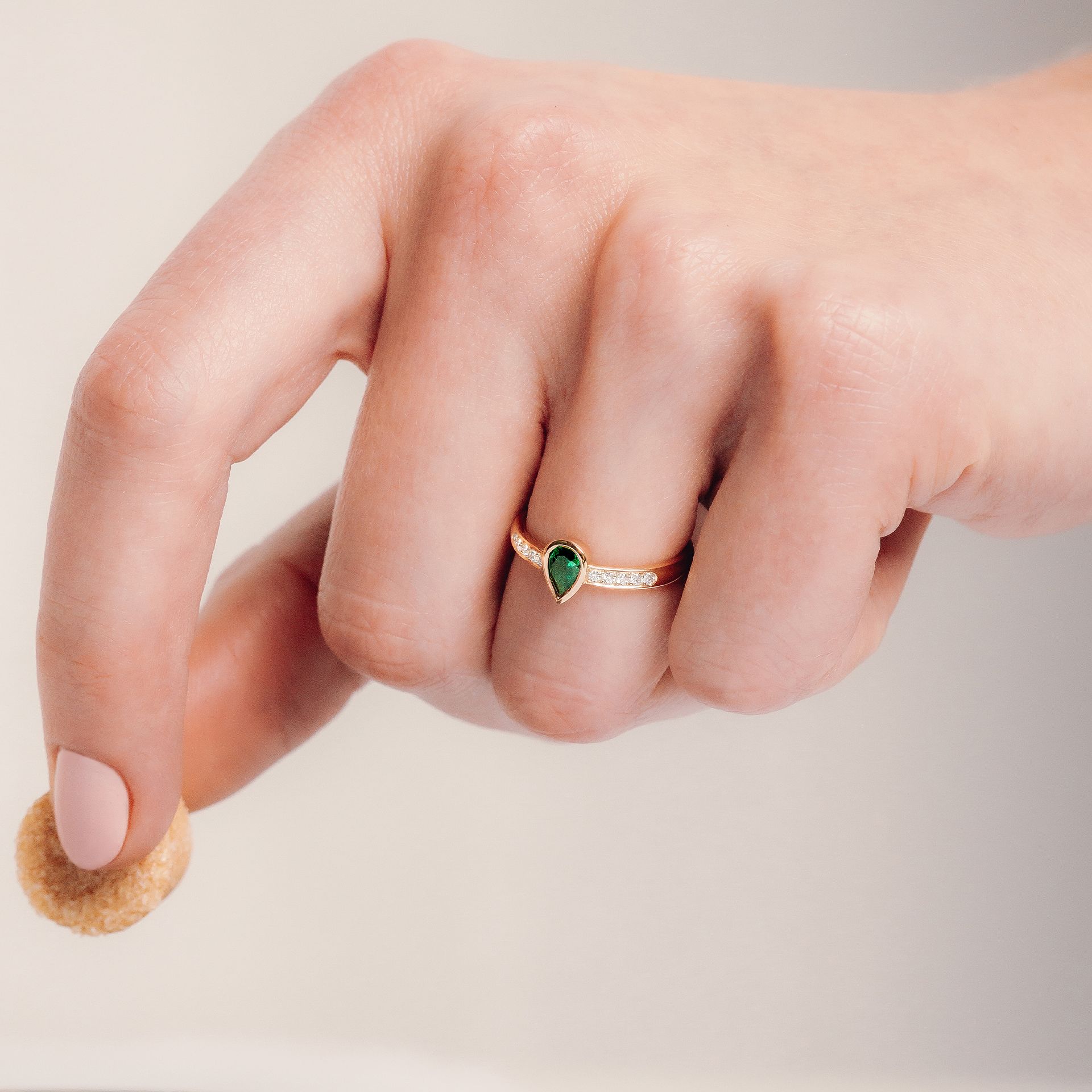 Solitaire Pavé Svadha Émeraude 6 x 4 mm