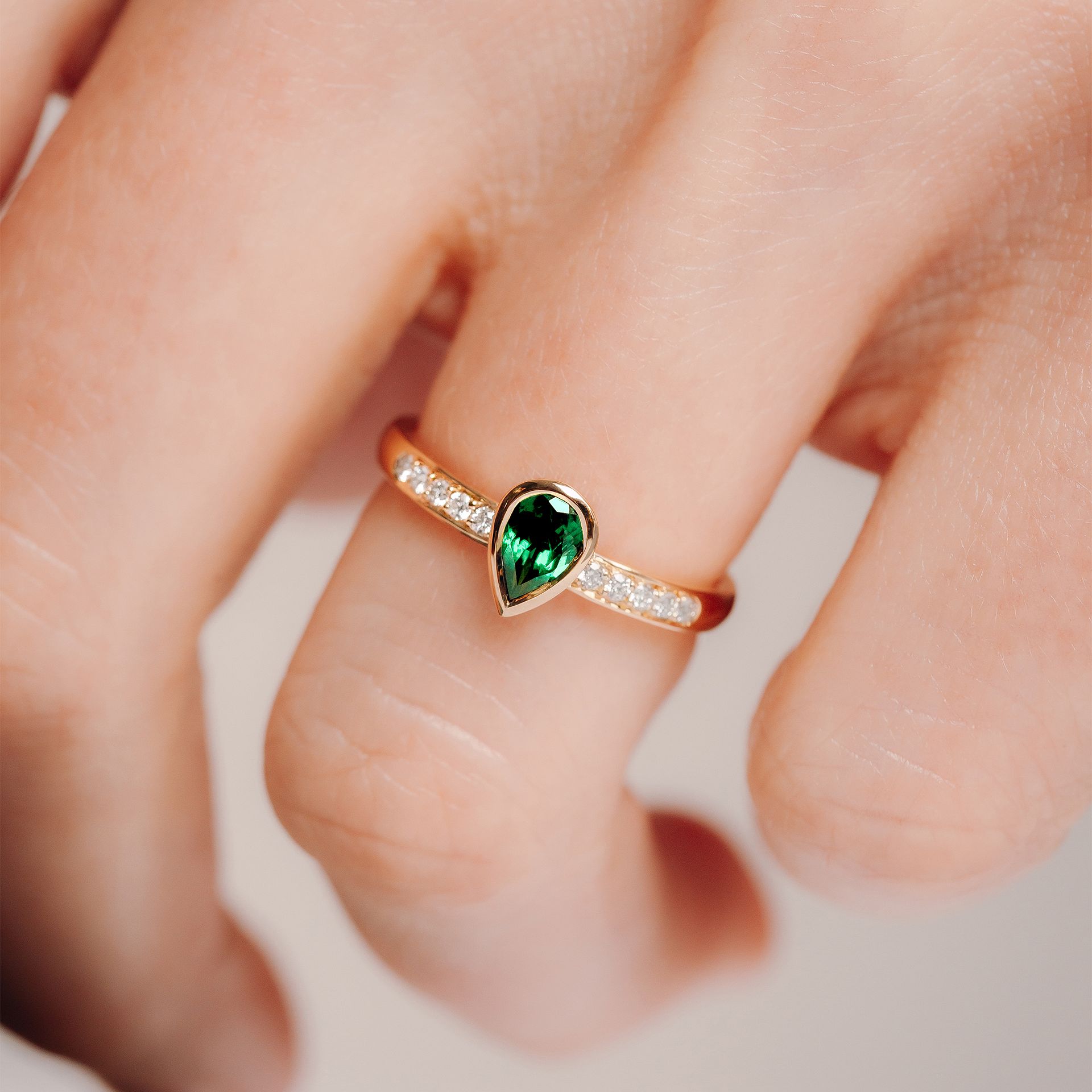 Solitaire Pavé Svadha Émeraude 6 x 4 mm