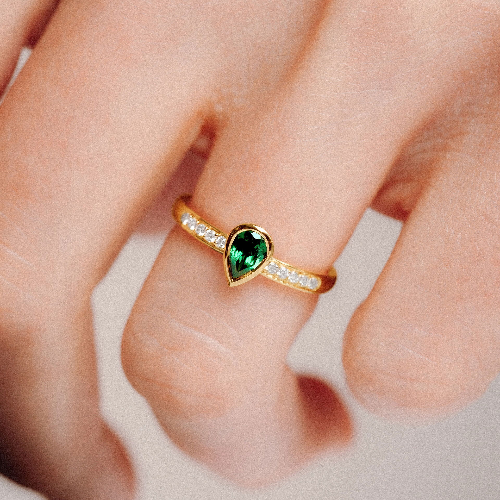 Solitaire Pavé Svadha Tsavorite 6 x 4 mm